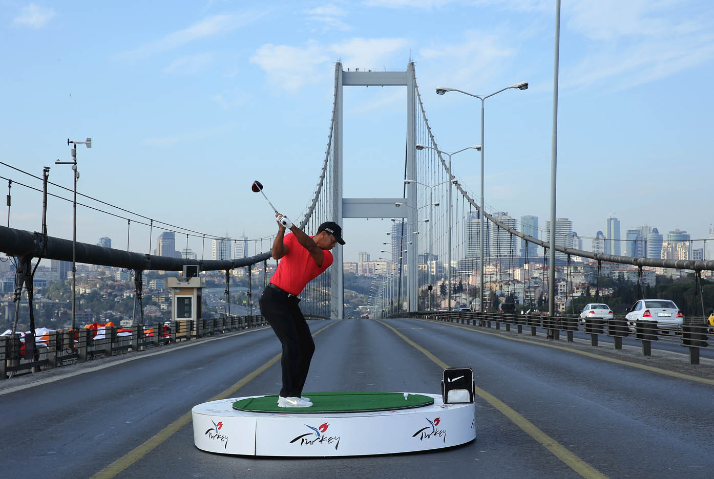 Tiger Woods hace historia en Estambul