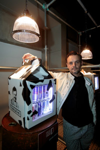 El artista Fernando Sandoval con el cooler para La Leche_Foto Antonio Rubio