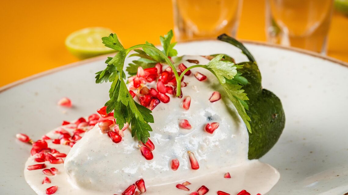 La Vicenta nos sorprende una vez más con un nuevo platillo de temporada; Chiles en nogada