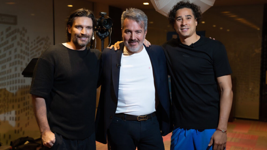 Memo Ochoa y Julián Gil atajan el cáncer testicular, junto al Dr. René Sotelo