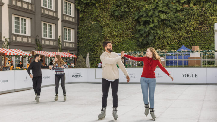 Four Seasons inaugura las fiestas con un majestuoso árbol de Navidad y una pista de patinaje